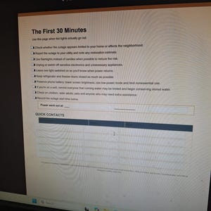 Pu&ograve; includere: Un documento digitale intitolato The First 30 Minutes visualizzato su uno schermo di computer. La pagina fornisce una lista di controllo per le interruzioni di corrente, incluse istruzioni di sicurezza, gestione degli apparecchi e contatti.