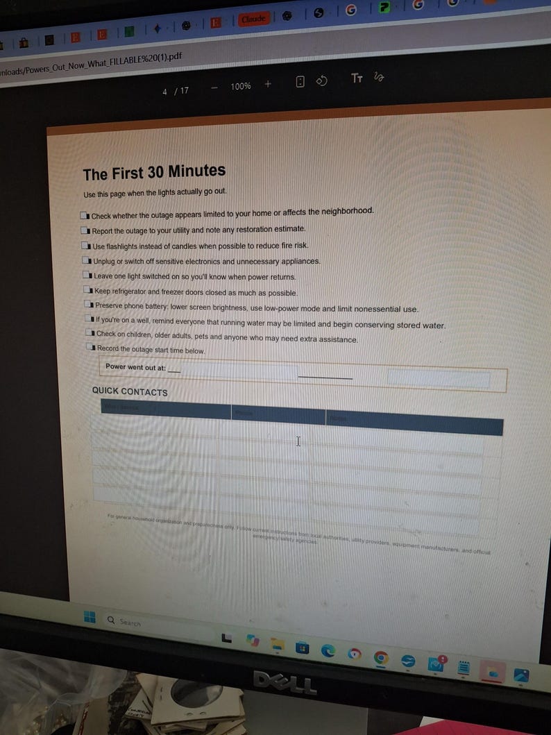 Pu&ograve; includere: Un documento digitale intitolato The First 30 Minutes visualizzato su uno schermo di computer. La pagina fornisce una lista di controllo per le interruzioni di corrente, incluse istruzioni di sicurezza, gestione degli apparecchi e contatti.