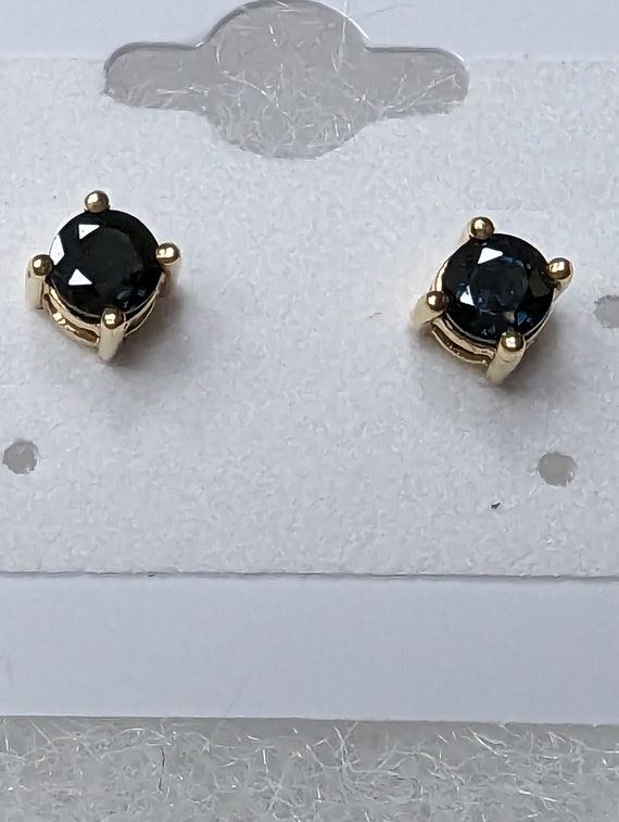 14 Karat Gold Sapphire Vintage/Estate Piece Stud E