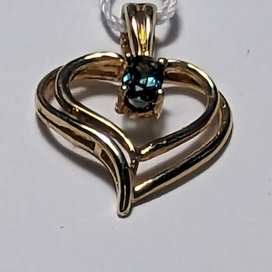 Pingente de coração vintage de safira em ouro maciço de 10 quilates