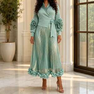 Bellissimo abito lungo plissettato, abito con maniche a volant, abito lungo con scollo a portafoglio, elegante completo estivo per occasioni speciali.