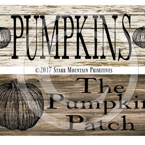 Può includere: Due cartelli in legno dall'aspetto rustico e invecchiato. Il cartello superiore dice "PUMPKINS" con un'illustrazione di zucca su ogni lato. Il cartello inferiore dice "The Pumpkin Patch" con un'illustrazione di zucca più grande a sinistra.