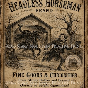 Puede incluir: Una impresión de estilo vintage en tonos sepia titulada The Headless Horseman Brand. Muestra a una figura sin cabeza a caballo sosteniendo una calabaza, persiguiendo a un hombre cerca de un puente cubierto con la etiqueta Sleepy Hollow Covered Bridge Built 1847. El texto incluye Purveyors of Fine Goods & Curiosities, From Sleepy Hollow and Beyond, Quality & Fright Guaranteed, Sleepy Hollow, New York, Established 1847.