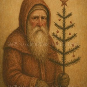Könnte beinhalten: Ein Gemälde im Vintage-Stil zeigt einen Mann mit langem weißem Bart und rotem Kapuzenmantel, der einen kleinen Weihnachtsbaum hält. Der Baum ist mit roten Kugeln und einem Stern geschmückt. Der Text "©2025 STARR MOUNTAIN PRIMITIVE PRINTS" ist sichtbar.
