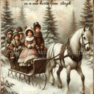 Könnte beinhalten: Eine Vintage-Weihnachtsillustration eines weißen Pferdes, das einen Schlitten voller Kinder durch einen verschneiten Wald zieht. Die Kinder sind in warme Winterkleidung gekleidet und lächeln. Der Text "Dashing through the snow in a one horse open sleigh" steht oben auf dem Bild. Das Bild ist von einem rot-grünen karierten Rand umgeben.