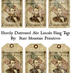 Puede incluir: Seis etiquetas colgantes de estilo vintage con un retrato de Abraham Lincoln con una bandera estadounidense detrás. Las etiquetas están desgastadas y tienen un fondo marrón con un agujero en la parte superior para colgar.