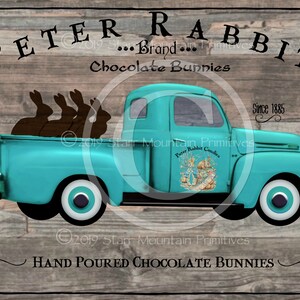 Puede incluir: Una camioneta vintage azul turquesa con una cama de madera llena de conejos de chocolate. La camioneta tiene una franja blanca y un logotipo de Peter Rabbit Candies en el lateral. El texto "PETER RABBIT Chocolate Bunnies Since 1885" se muestra en la imagen.