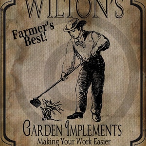 Könnte beinhalten: Eine Vintage-Werbung für Wilton's Gartenwerkzeuge, mit einer Schwarzweißillustration eines Bauern, der eine Hacke benutzt. Der Text lautet "Wilton's Farmer's Best! Garden Implements Making Your Work Easier Since 1896".