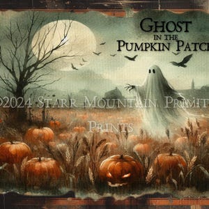 Può includere: Un'illustrazione di Halloween spettrale con un fantasma in un campo di zucche. Il fantasma è bianco e traslucido, con un leggero sorriso. Le zucche sono arancioni e sparse per il campo. Lo sfondo è verde scuro e marrone, con una luna piena nel cielo. Il testo "Ghost in the Pumpkin Patch" è scritto in lettere bianche su uno stendardo nero.