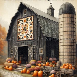 Puede incluir: Un granero de madera rústico con un silo, una colcha de retazos colgada en el lateral y un carro lleno de calabazas delante. El granero está rodeado de follaje otoñal y crisantemos.