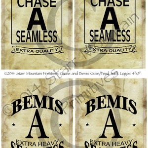 Puede incluir: Cuatro logotipos de sacos de grano de estilo vintage, dos con el texto "CHASE A SEAMLESS EXTRA QUALITY" y dos con el texto "BEMIS A EXTRA HEAVY SEAMLESS". Los logotipos están impresos en un fondo de papel texturizado y envejecido.