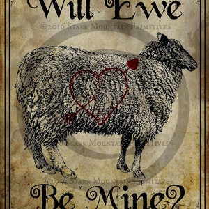 Op de afbeelding: Een vintage-Valentijnskaart met een zwart-witte illustratie van een schaap met een pijl door het hart. De tekst op de kaart luidt "Will Ewe Be Mine?"