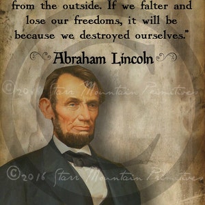 Puede incluir: Una imagen de estilo vintage de Abraham Lincoln con una cita sobre la libertad y la autodestrucción. La cita dice: "América nunca será destruida desde el exterior. Si flaqueamos y perdemos nuestras libertades, será porque nos destruimos a nosotros mismos." La imagen tiene un fondo descolorido y texturizado.
