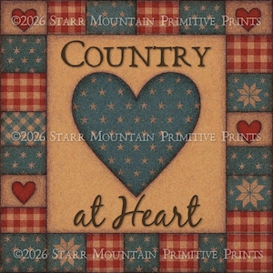 Può includere: Una stampa a tema country con un grande cuore blu pieno di stelle, centrato su uno sfondo beige. Le parole "COUNTRY" e "at Heart" sono visualizzate in corsivo marrone scuro. Il bordo presenta motivi a quadri rossi e blu e stelle.