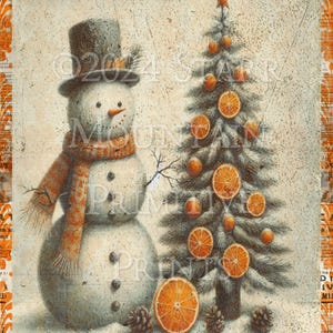 Może przedstawiać: Bałwan w brązowym cylindrze i pomarańczowym szaliku stoi obok małego drzewka bożonarodzeniowego ozdobionego plasterkami pomarańczy. Tło stanowi papier w stylu vintage z wzorem.