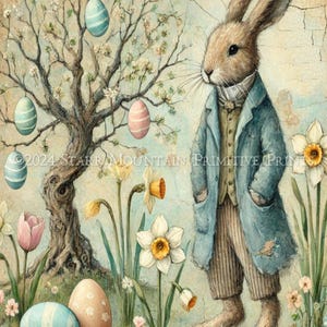 Puede incluir: Una pintura de acuarela de un conejo con un abrigo azul y pantalones marrones de pie en un campo de narcisos y tulipanes. Hay varios huevos de Pascua azules y rosas colgando de un árbol en el fondo.