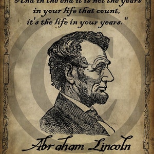 Puede incluir: Una ilustración de estilo vintage de Abraham Lincoln, el 16º presidente de los Estados Unidos, con la cita "Y al final no son los años de tu vida los que cuentan, es la vida en tus años." La imagen tiene un fondo marrón con un borde decorativo.
