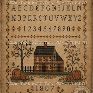 Pode incluir: Um bordado em ponto cruz sobre tecido bege com alfabeto preto, números 1-0 e o ano 1807. O design inclui uma casa central, árvores e abóboras, cercadas por uma borda decorativa. O texto diz 2026 Starr Mountain Primitive Prints.