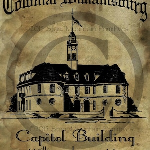 Puede incluir: Una impresión en tonos sepia que presenta una ilustración detallada del Capitolio en Williamsburg, Virginia. La imagen incluye el texto "Colonial Williamsburg" y "Capitol Building Williamsburg, Va." en una elegante escritura. La obra de arte está firmada "©2015 Starr Mountain Primitives."