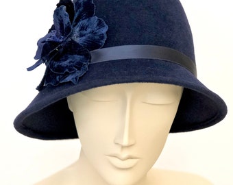✨Vintage Rare Uno Alla Volta Wedgwood BLue Felt Cloche Hat Vintage Style Uno Alla Volta Cobalt Blue Fedora Small Brim  main image 3