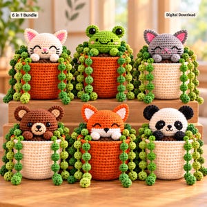 Könnte beinhalten: Ein 6-in-1-Bundle als digitaler Download mit sechs gehäkelten Tier-Pflanzgefäßen. Jeder Topf zeigt einen anderen Tierkopf, darunter Katze, Frosch, Bär, Fuchs und Panda, mit grünen, gehäkelten Erbsenpflanzen, die an den Seiten herabhängen.