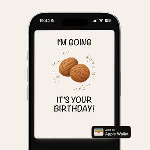 Puede incluir: Una pantalla de smartphone que muestra una tarjeta de cumpleaños digital con fondo crema. El texto dice I'M GOING IT'S YOUR BIRTHDAY! en fuente negra. Dos nueces marrones están centradas entre las líneas, rodeadas de pequeños destellos dorados.