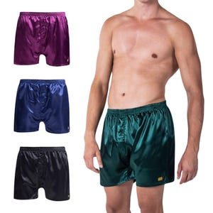 Puede incluir: Una colección de cuatro calzoncillos tipo bóxer de satén con cintura elástica y bragueta con botones. Los bóxers están disponibles en colores sólido morado, azul, negro y verde oscuro, cada uno con una pequeña etiqueta rectangular en el dobladillo.