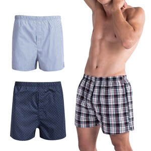 Può includere: Un set di tre paia di boxer. Un paio presenta righe verticali blu e bianche, un altro è blu scuro con un motivo a pois bianchi, e il terzo paio ha un motivo a quadri neri, bianchi e rossi con un elastico in vita.
