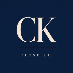 Puede incluir: Un gráfico cuadrado de color azul marino oscuro que presenta las letras grandes con serifa de color crema CK en la parte superior. Debajo de las letras hay una línea horizontal delgada de color melocotón, seguida del texto CLOSE KIT en una fuente con serifa más pequeña.
