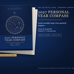 Pode incluir: Um documento azul escuro intitulado 2027 Personal Year Compass com gráficos e texto celestiais em dourado. Inclui doze mapas mensais, quatro capítulos trimestrais e um PDF personalizado de 28-36 páginas. Contém o texto Avery Sample Personal Edition.