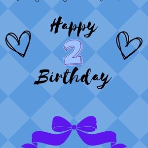 Op de afbeelding: Een blauwe en lichtblauwe ruitjesachtergrond met een paarse en lichtroze vlaggenlijn aan de bovenkant, twee handgetekende zwarte harten, de tekst Happy 2 Birthday in zwart en paars, en een paarse lintstrik onderaan het ontwerp.