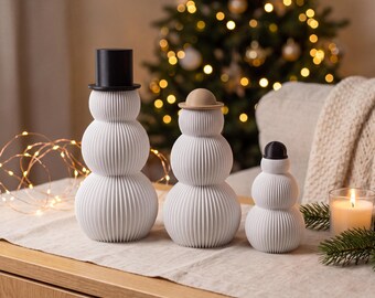 3D-printed snowman family, snow family decorative figure set in white, modern winter decoration for Christmas