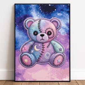 Gestickter Galaxy-Teddybär-Druck, lila kosmisches Wandbild (physisches Produkt)