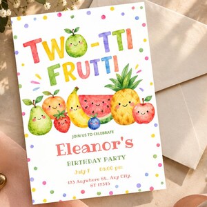 Könnte beinhalten: Eine rechteckige Geburtstagseinladungskarte mit dem Text TWO-TTI FRUTTI in bunten Buchstaben über Aquarellillustrationen einer Birne, Pfirsich, Erdbeere, Banane, Wassermelone, Ananas, Blaubeere und Apfel mit lächelnden Gesichtern.