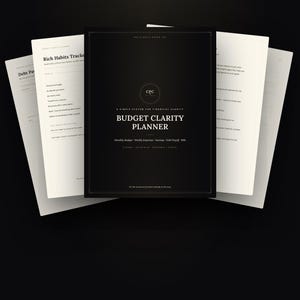 Peut inclure: Un planificateur budgétaire noir avec du texte blanc, présentant une page de couverture centrale intitulée Budget Clarity Planner, A Simple System for Financial Clarity - 9 Pages, avec plusieurs pages intérieures montrant des formulaires de suivi.