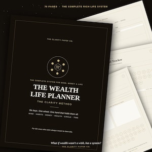 Peut inclure: Un planificateur de 70 pages intitulé The Wealth Life Planner par The Clarity Paper Co. La couverture noire présente du texte doré et un diagramme circulaire. Plusieurs pages intérieures crème sont visibles, montrant un suivi financier.