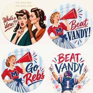 Puede incluir: Cuatro botones circulares con ilustraciones de estilo retro. Uno muestra a dos mujeres con el texto 'What's a 'dore??'. Dos muestran a una animadora con un megáfono y el texto 'Beat VANDY!' o 'Go Rebs'. Uno muestra a un jugador de fútbol con 'BEAT VANDY!'.