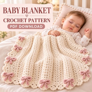Può includere: Una coperta per neonati all'uncinetto color crema con un bordo smerlato e piccoli fiocchi rosa fissati lungo il bordo. Il testo sull'immagine recita BABY BLANKET CROCHET PATTERN PDF DOWNLOAD. Un neonato che dorme è parzialmente visibile.