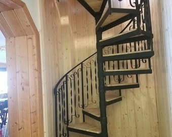 Escalera de caracol de acero de 152 cm de diámetro, con un diseño de metal trenzado de 2,5 cm que le da un hermoso aspecto antiguo. No contiene plástico.