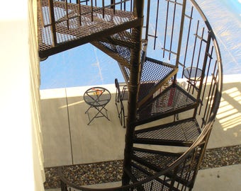 Escalera de caracol de 162 cm con barandilla de varilla de 1,27 cm. Fabricada con materiales sólidos. No contiene plástico.