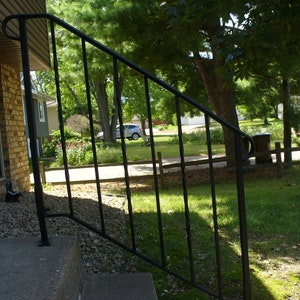 Railing for  3 steps and a top step. The railing only go&#39;s 7&quot; on the top step      [ One side per order ]