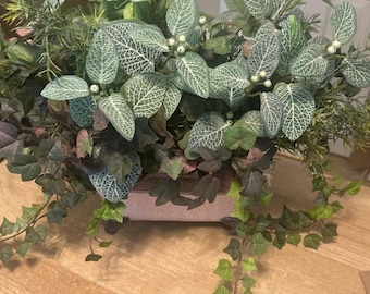 Kunstgroen arrangement in een plantenbak op voet | Kunstplanten als tafeldecoratie | Klimop decoratie voor op tafel | Handgemaakte landelijke woondecoratie