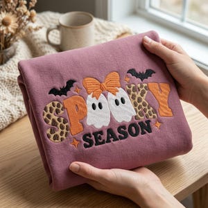 Diseño de bordado de temporada espeluznante / Archivo de bordado a máquina de Halloween con estampado de leopardo y lazo fantasmal (PES DST) / Lindo diseño de camiseta de otoño
