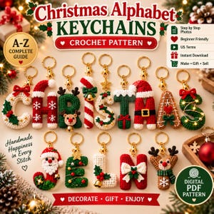 Puede incluir: Una guía de patrón de ganchillo digital para llaveros con letras del alfabeto navideño. La imagen muestra varias letras tejidas a ganchillo decoradas con motivos festivos como gorros de Papá Noel, renos, bastones de caramelo y lazos, con anillas doradas.