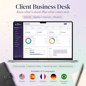 Könnte beinhalten: Ein Laptop zeigt ein Client Business Desk Dashboard mit Finanzdaten, Diagrammen und Texten wie Clients, Quotes, Invoices, Receipts und Available in 5 Languages. Ein schwarzes Notizbuch und ein silberner Stift befinden sich unter dem Bildschirm.