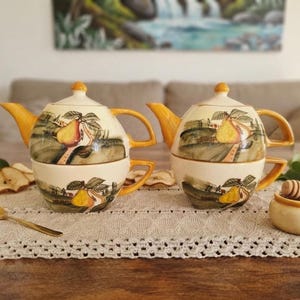 Conjunto de chá vintage com bule e xícara, dois conjuntos de cerâmica empilháveis ​​com motivo de pera, década de 1980.