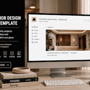 Könnte beinhalten: Ein Computermonitor zeigt eine Interior Design HQ-Vorlage für Notion mit Projektmanagement-Tools. Links listet ein schwarzes Panel Funktionen wie Kunden, Projekte, Aufgaben, Fristen und Budget auf. Bücher und ein Stiftehalter stehen unter dem Monitor.