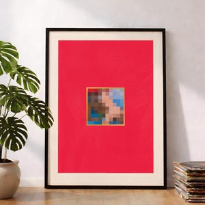Peut inclure: Une affiche murale encadrée présentant un fond rouge vif uni avec un petit carré centré contenant une image abstraite pixelisée et multicolore. Le carré est souligné par une fine bordure dorée, et l'ensemble est encadré dans un cadre noir.