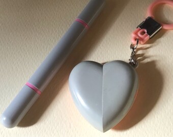 Vintage 80s Pastel Heart Keychain. Memphis Era Heart Ellipse Plastic Keyring with Pen Set. Retro Pink Grey Oval Keychain.