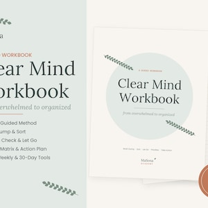 Könnte beinhalten: Ein 35-seitiges geführtes Arbeitsbuch mit dem Titel Clear Mind Workbook from overwhelmed to organized von MaSona Academy. Das Cover zeigt einen hellgrünen Kreis, dunkelgrüne Blattakzente und eine Liste von Methoden und Werkzeugen.